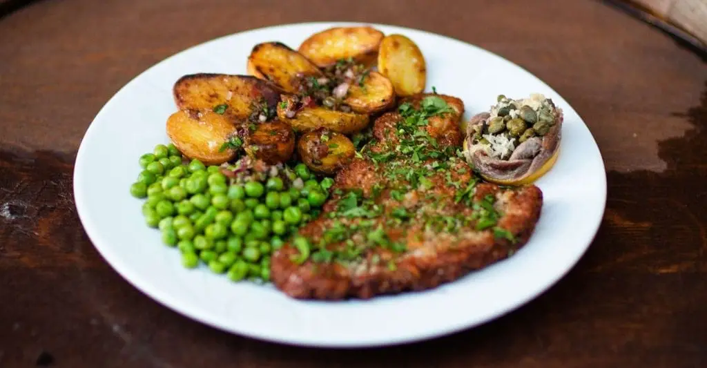 Wienerschnitzel med dreng og stegte kartofler